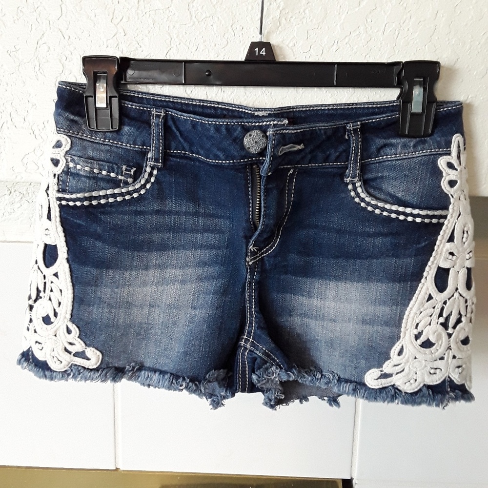 No Boundaries Oh so cute shorts!